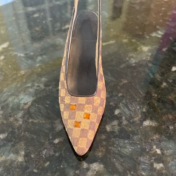 Just the Right Shoe CHECK IT OUT
#25107 - Picture 3 of 6